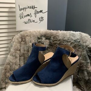 Super cute Navy Wedge Sandals! NWOB!